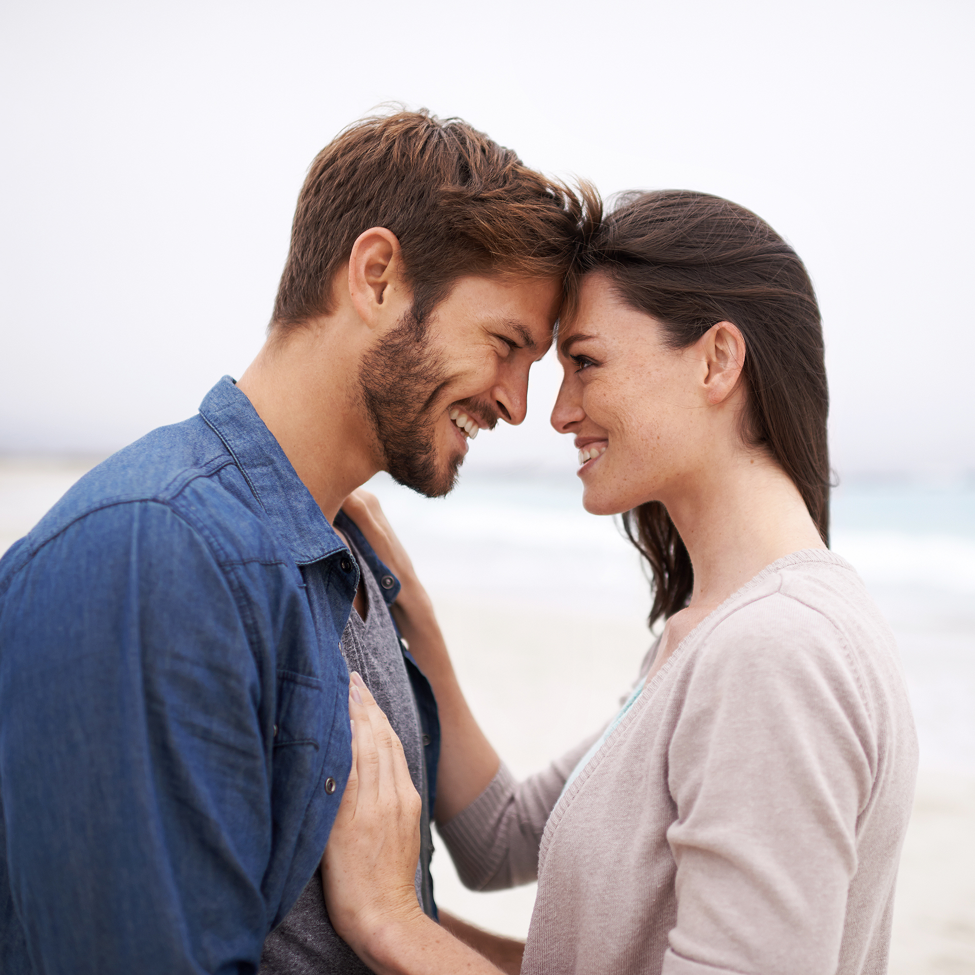 Indagini su relazioni sentimentali sospette e raggiri affettivi online. Cos'è una truffa romantica? Le truffe romantiche sono forme di raggiro in cui una relazione affettiva, reale o virtuale, viene utilizzata per ottenere denaro, beni o vantaggi personali, attraverso manipolazione emotiva e informazioni false. Purtroppo, la solitudine, il coinvolgimento emotivo può rendere difficile riconoscere tempestivamente il raggiro.