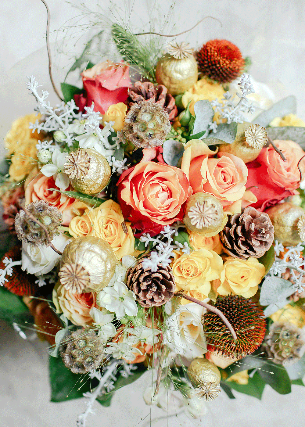 Arranjo floral com flores frescas em tons suaves e elementos naturais.