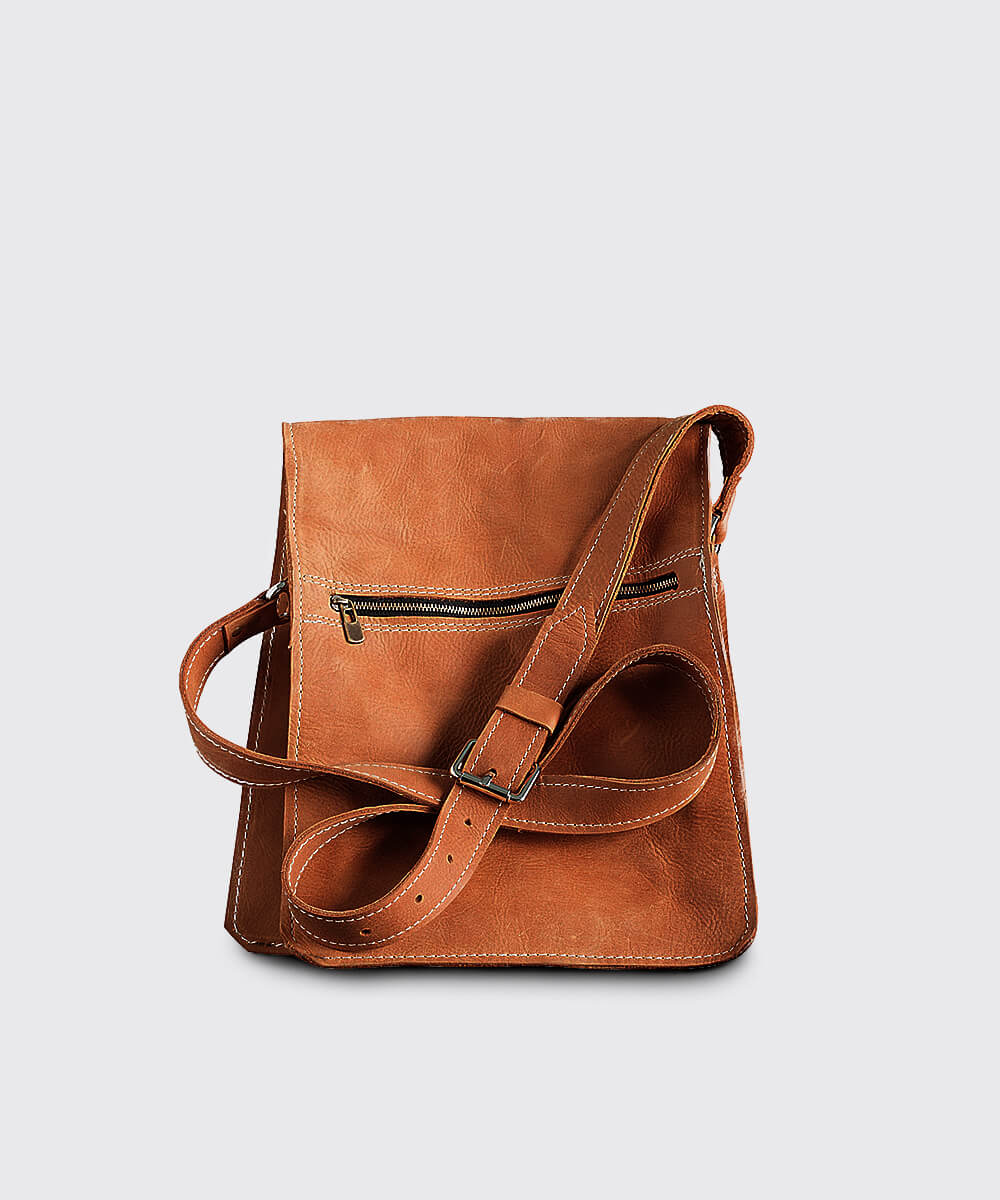 Sac bandoulière en cuir marron cognac, élégant et pratique, doté d'une bandoulière réglable et d'une poche extérieure zippée. Son style intemporel et sa finition chaleureuse en font un accessoire idéal au quotidien.