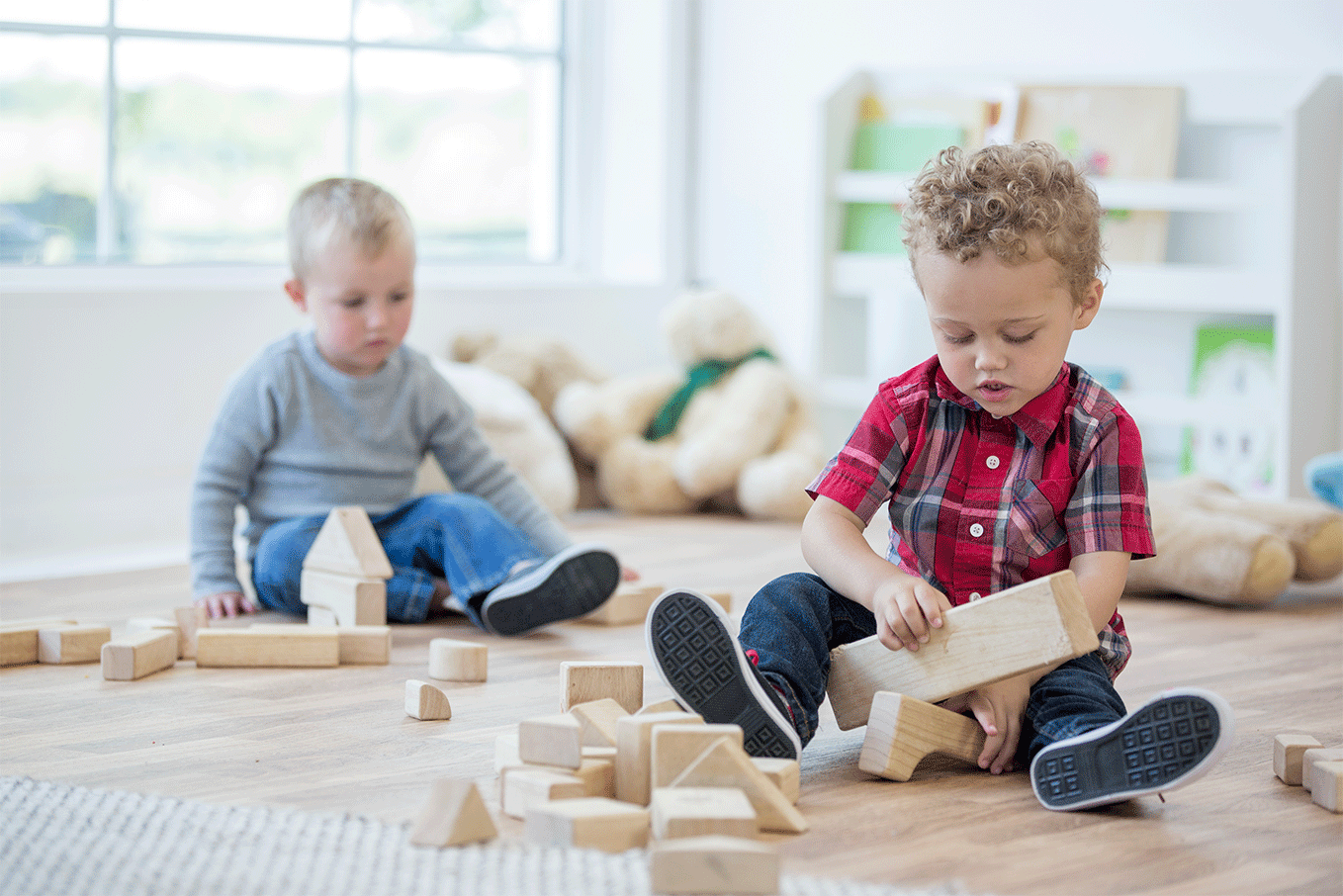 Két gyermek játszik egy gyerekszobában