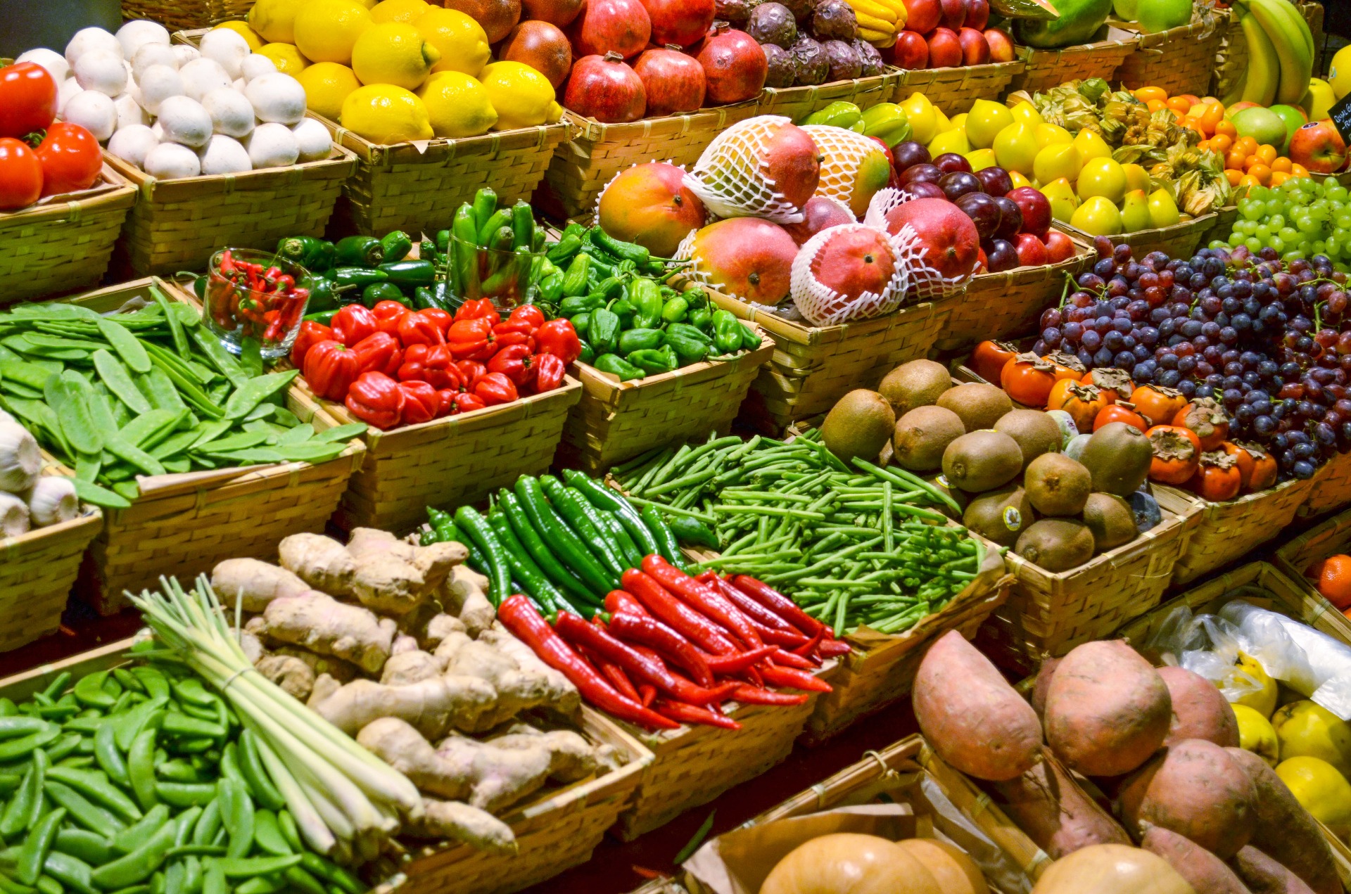 Wir könnten durch verschiedene Märkte wie Blumenmarkt, Gemüsemarkt, Weihnachstmarkt, Frauenmärktle schlendern, oder in der Fußgängerzone flanieren und dann einen Kaffee genießen.