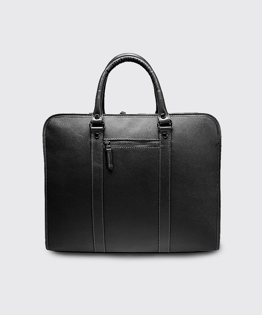 Sacoche professionnelle en cuir noir

Sobre, élégante et intemporelle, cette sacoche professionnelle en cuir noir est conçue pour accompagner vos journées de travail avec style.

Son design épuré et sa finition en cuir noir lui confèrent une allure professionnelle et raffinée. Ses deux poignées arrondies permettent un porté à la main confortable, tandis que sa structure rigide contribue à protéger efficacement vos effets personnels.

Une poche extérieure zippée permet de garder facilement accessibles les objets dont vous avez besoin au quotidien : téléphone, clés, portefeuille ou petits documents.

Avec son style discret et polyvalent, cette sacoche convient aussi bien aux déplacements professionnels qu'aux rendez-vous, réunions ou trajets quotidiens.

Caractéristiques
Type : sacoche professionnelle
Matière : cuir
Couleur : noir
Style : élégant, sobre et professionnel
Porté : à la main
Poignées : doubles poignées
Poche extérieure : zippée
Fermeture : fermeture zippée supérieure
Utilisation : travail, bureau, déplacements professionnels, quotidien
🔎 SEO

Mot-clé principal :

sacoche professionnelle cuir noir

Mots-clés secondaires :

sacoche cuir homme
sacoche professionnelle homme
sacoche en cuir noir
porte-documents cuir
sac de travail en cuir
sacoche ordinateur cuir