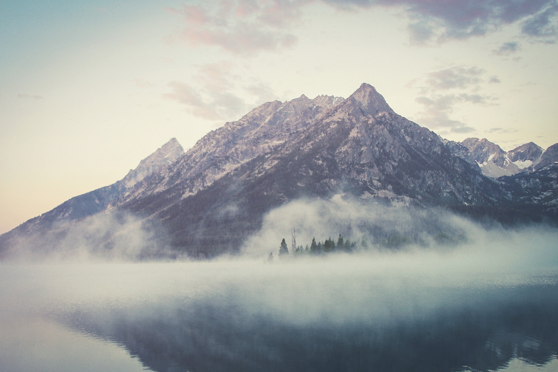 "In de mist lijkt alles vaag. Wij helpen je om te zien wat er verborgen ligt. Het onzichtbare zichtbaar maken".