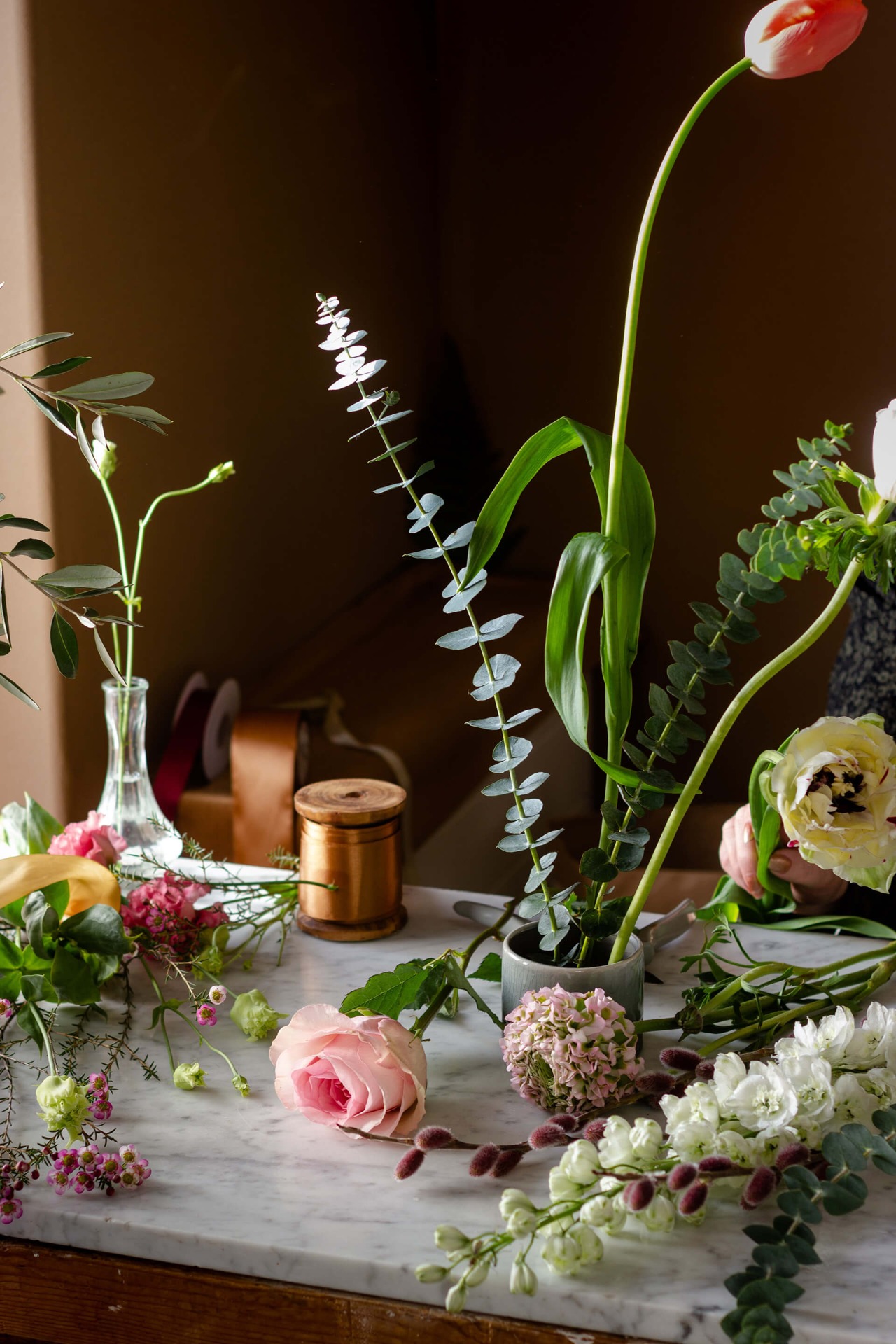 Arranjo floral em tons naturais do Studio Grandinho