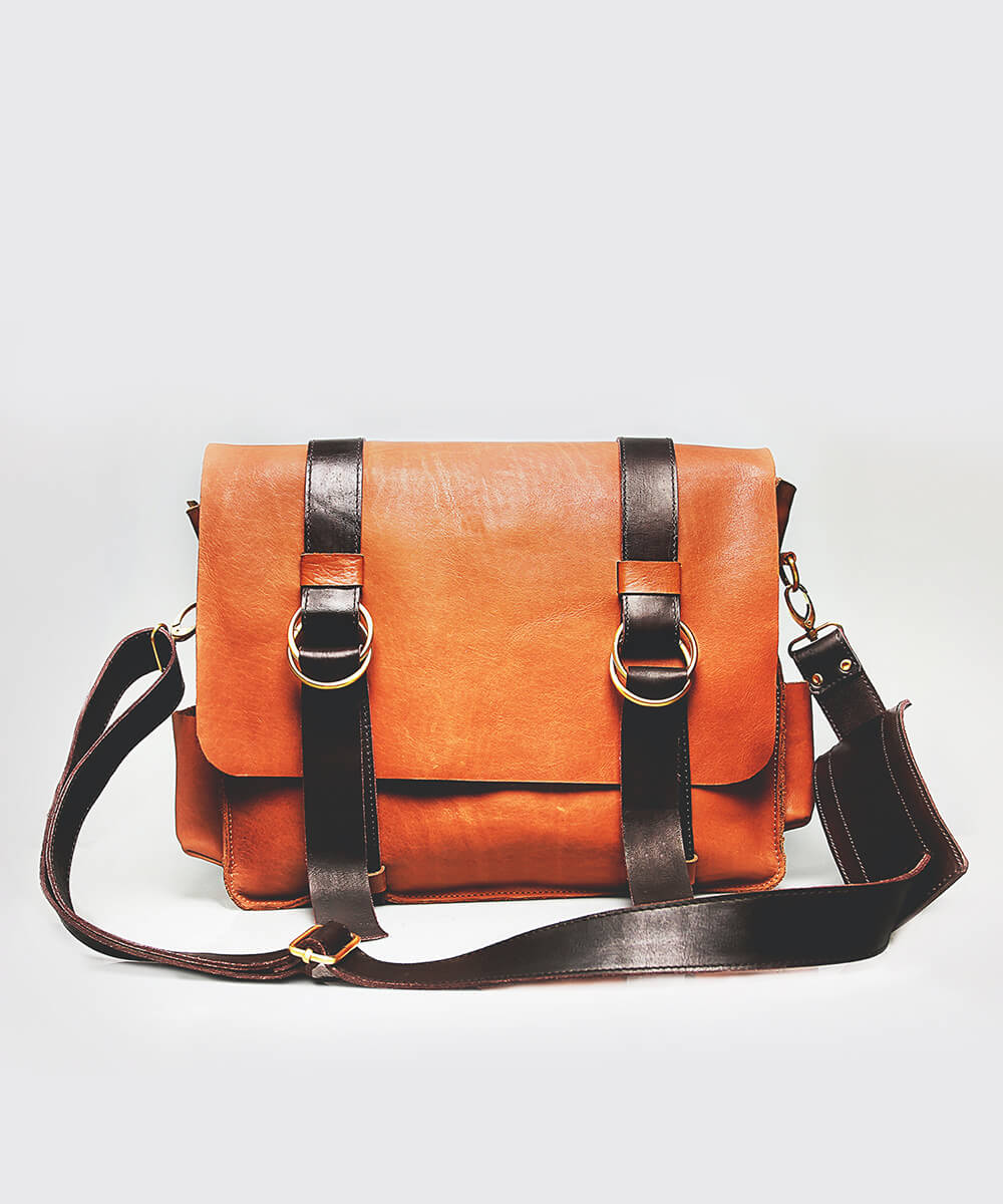 Besace en cuir marron cognac au style vintage et authentique, dotée d'une large bandoulière réglable et de plusieurs compartiments pratiques. Un sac élégant et fonctionnel, idéal pour le quotidien, les déplacements et les escapades.