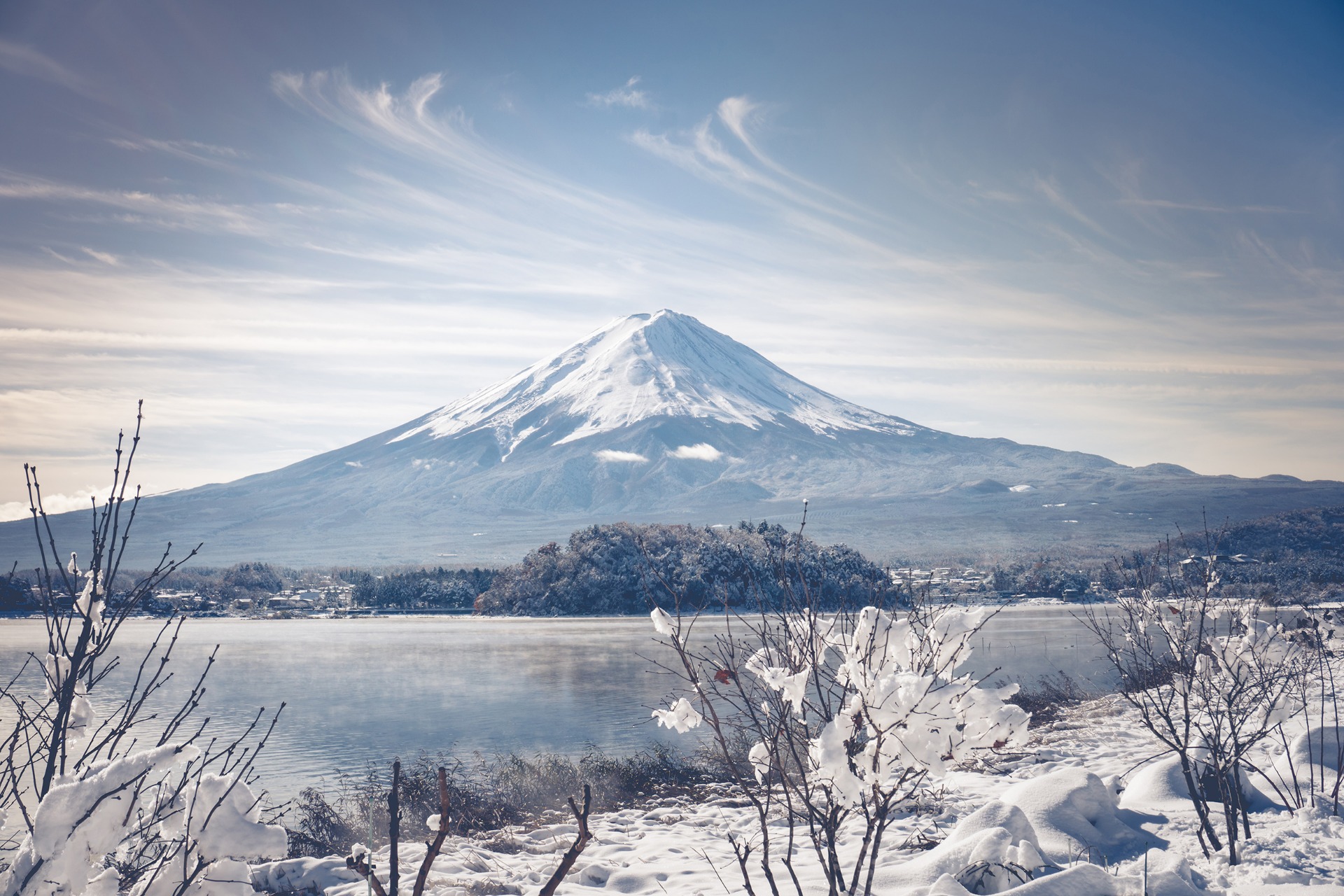 Monte Fuji innevato, simbolo del Giappone, circondato da un suggestivo paesaggio naturale.