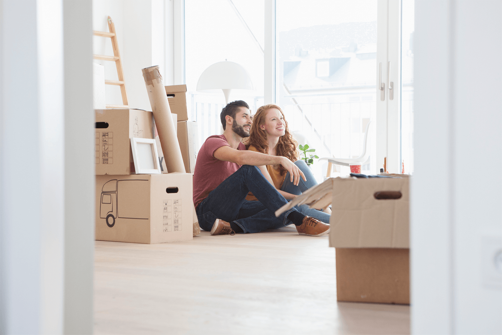 "Woningontruiming na verhuizing – koppel tussen verhuisdozen in lege woning"