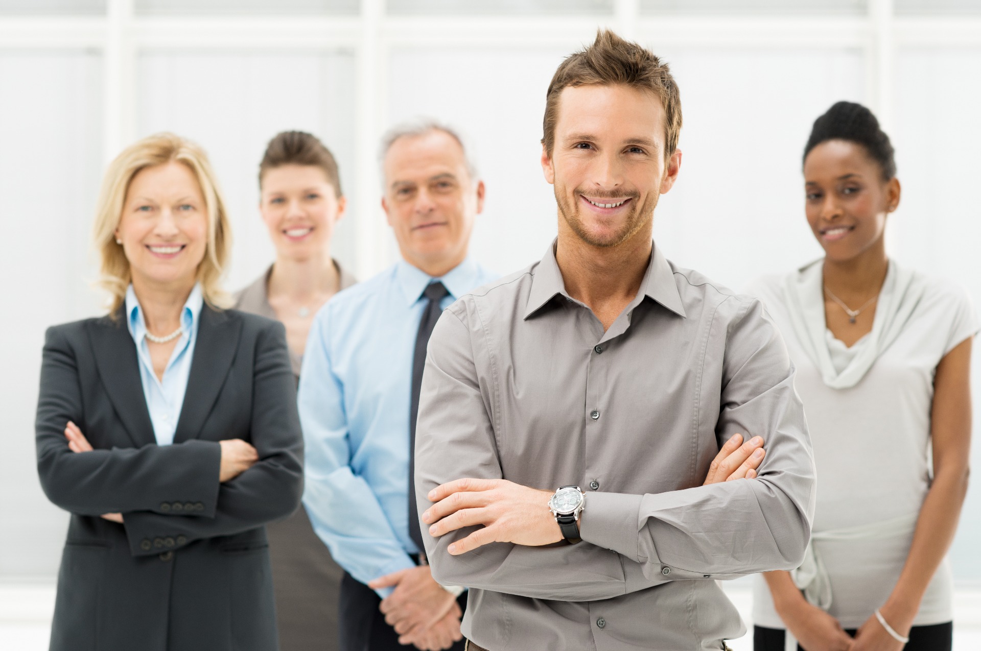 Menschen im Büro die sich freuen