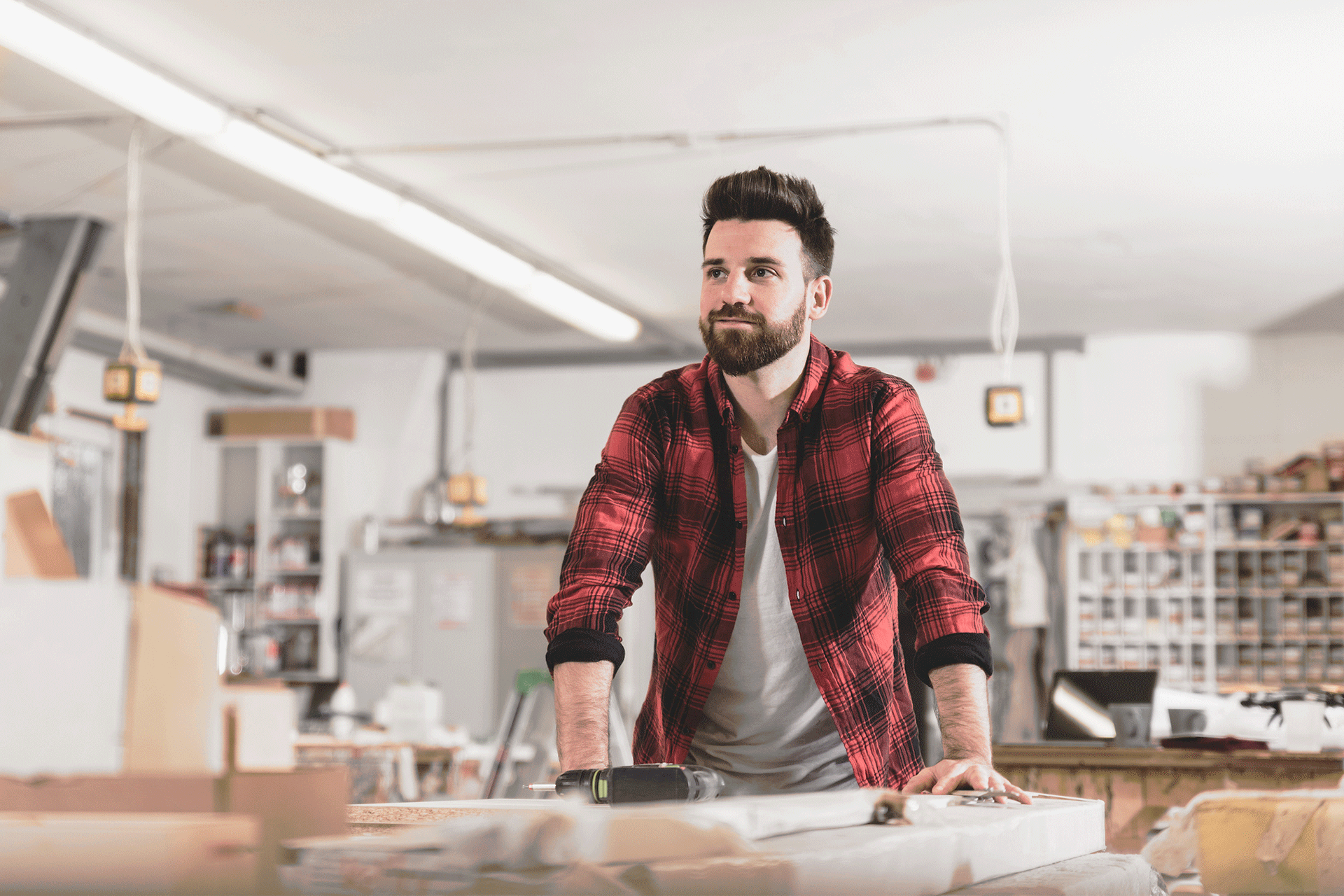Pintor trabajando en taller de carpintería servicio de pintura en CABA Calderon y Silva