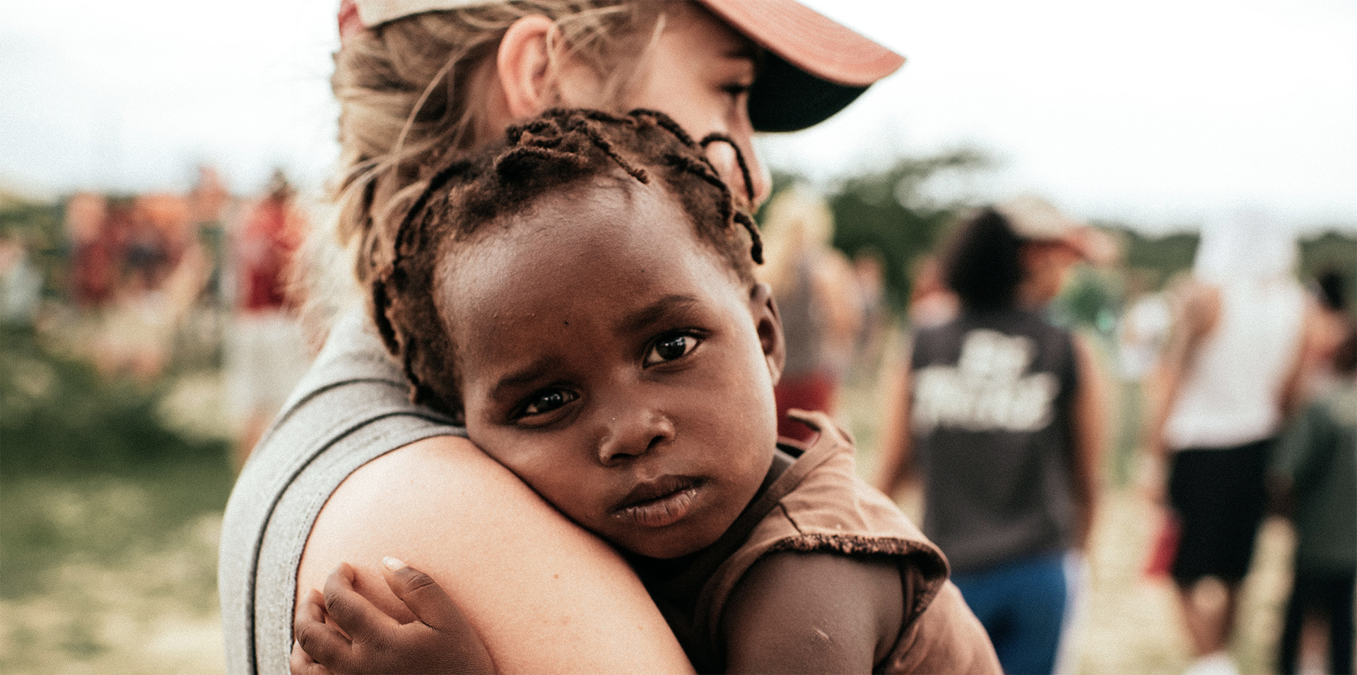 No continente africano — segundo dados da FAO de 2019 — um em cada cinco habitantes passa fome (aproximadamente 250 milhões de pessoas, isto é, 19,1% do total, mais do que o dobro da média global). Caridade ou campanhas midiáticas não resolverão o problema. Imagem: Webnode.